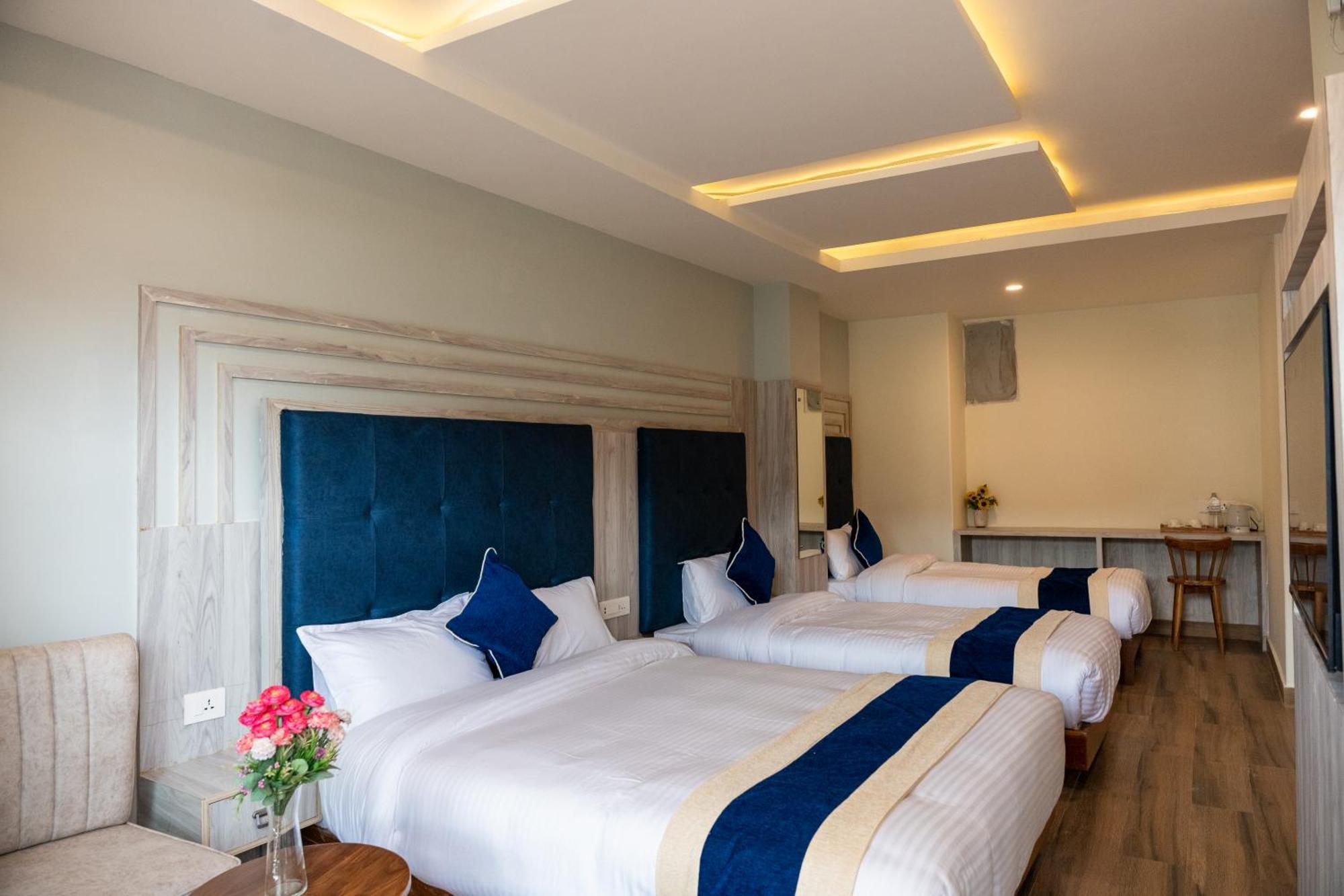 Hotel Adam Pokhara Extérieur photo