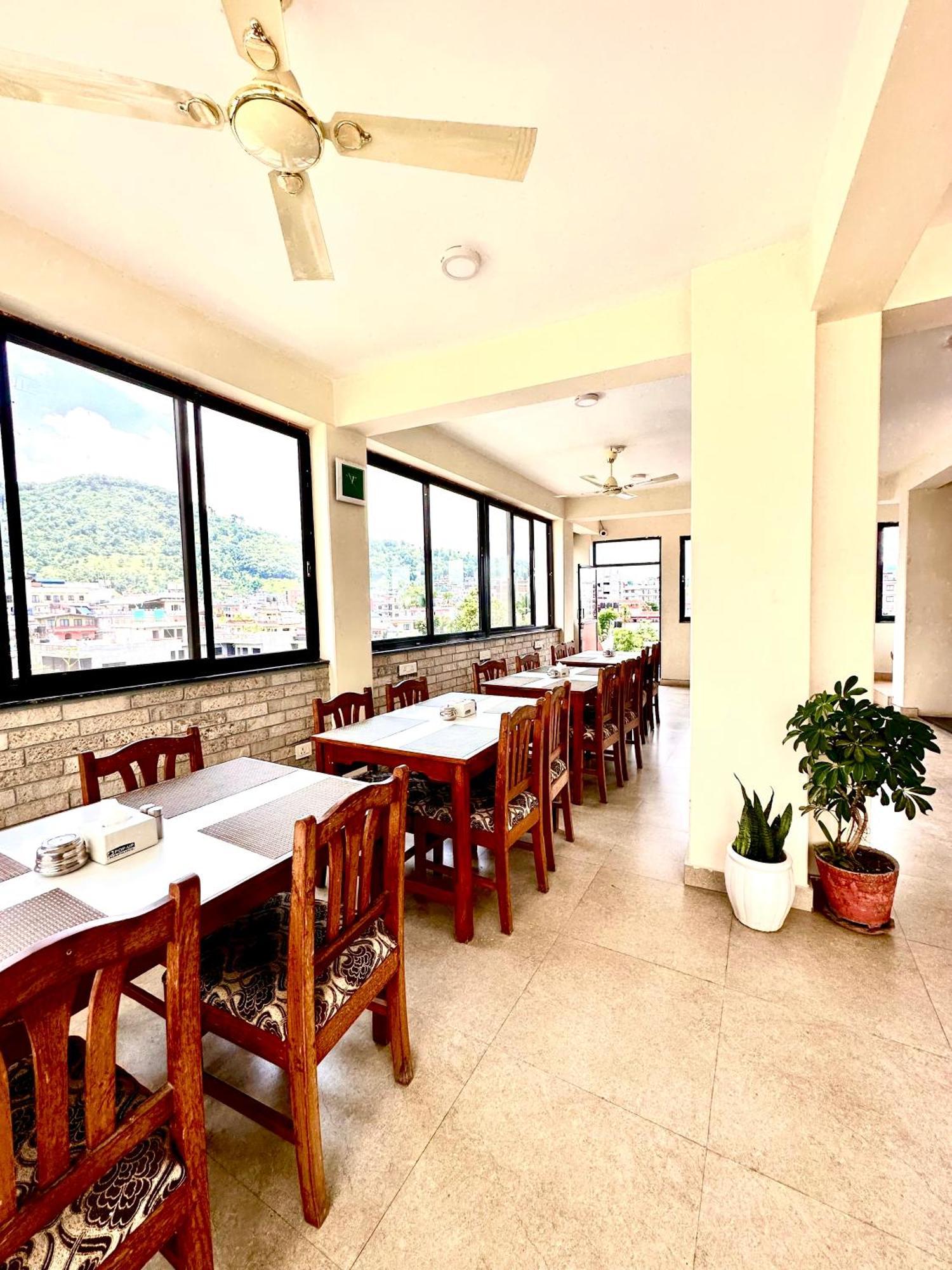 Hotel Adam Pokhara Extérieur photo