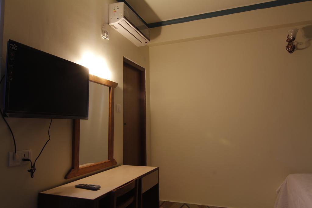 Hotel Adam Pokhara Extérieur photo