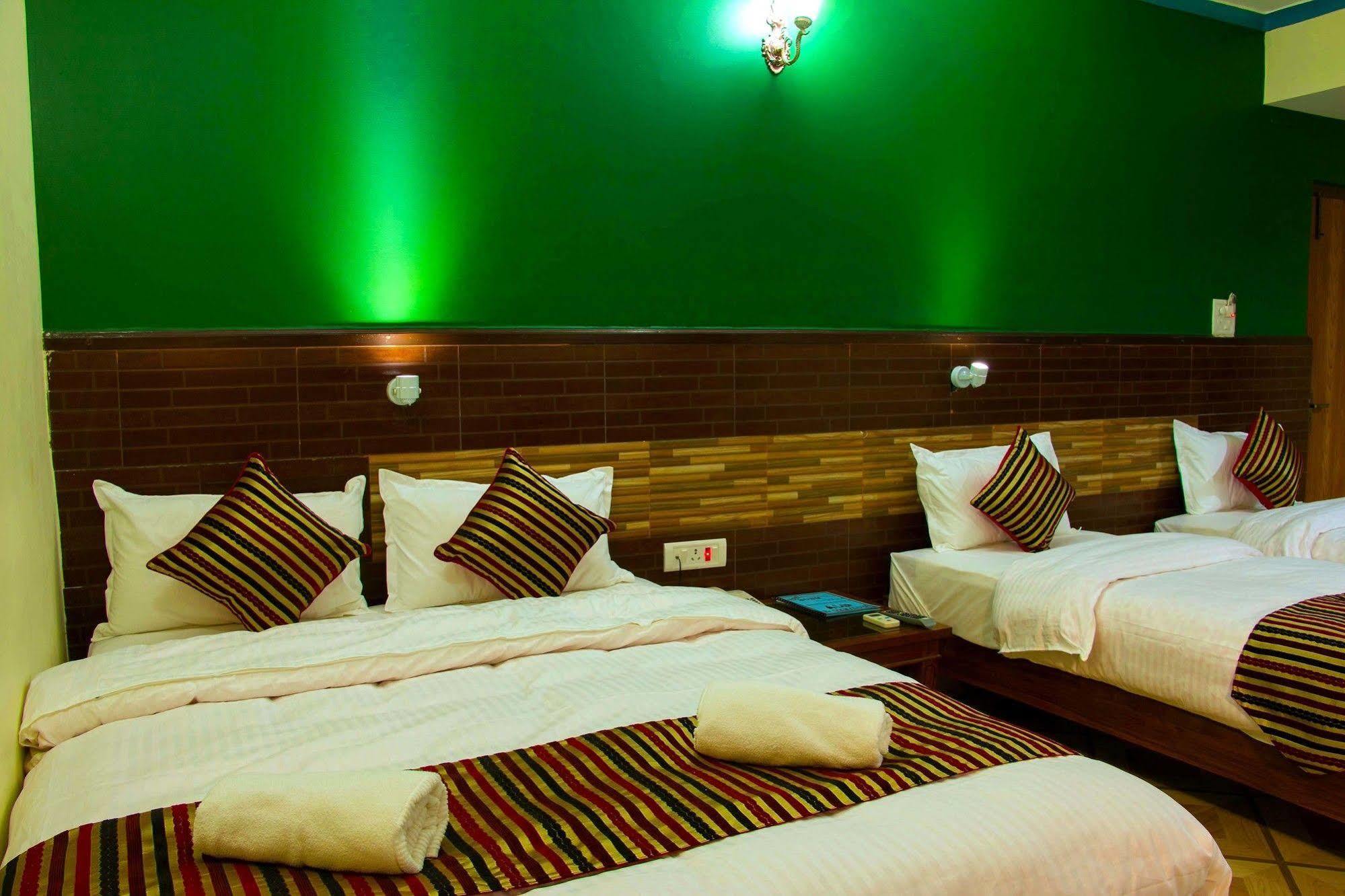 Hotel Adam Pokhara Extérieur photo