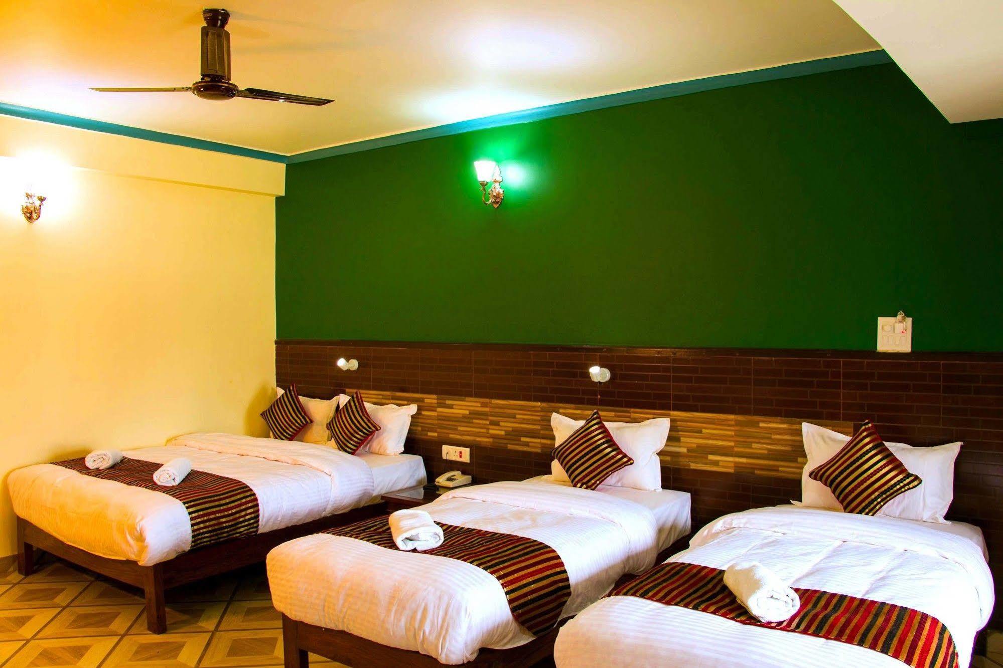 Hotel Adam Pokhara Extérieur photo
