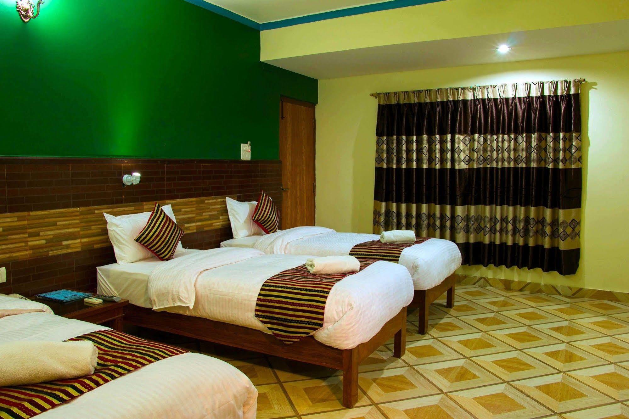 Hotel Adam Pokhara Extérieur photo